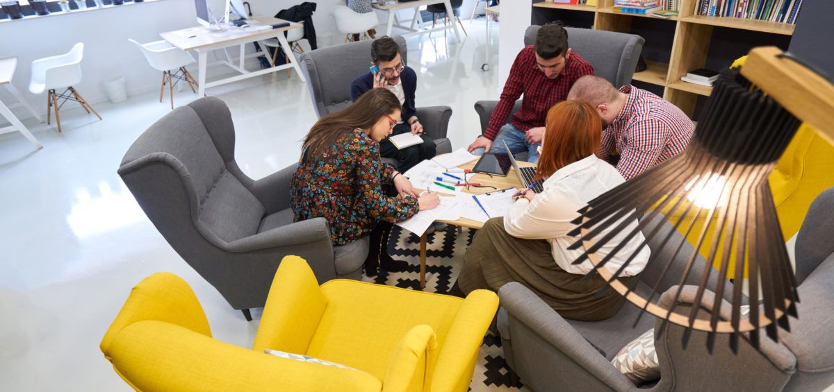 Startup entrepreneurs dans un espace de coworking