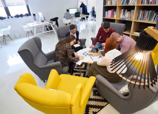 Startup entrepreneurs dans un espace de coworking